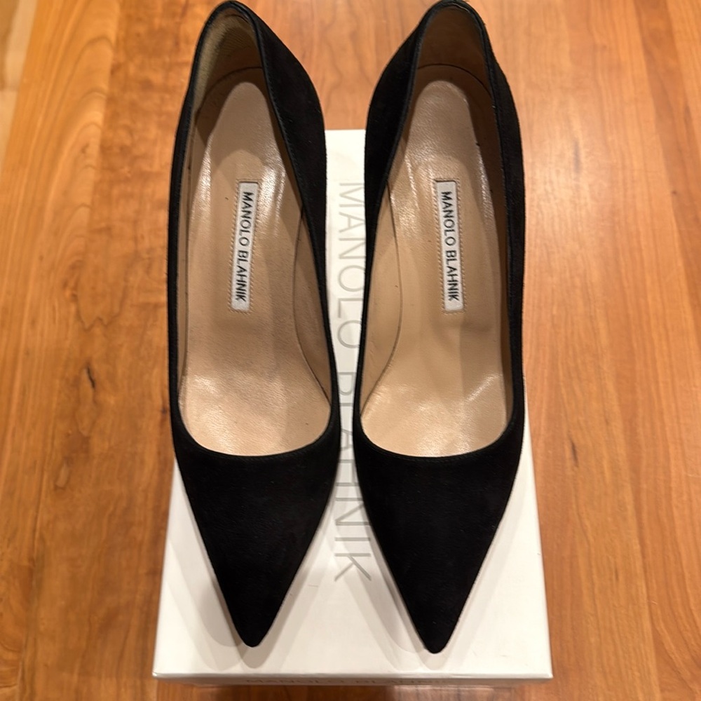 Manolo Blahnik BB 70 Black Suede Pointed Toe Pumps